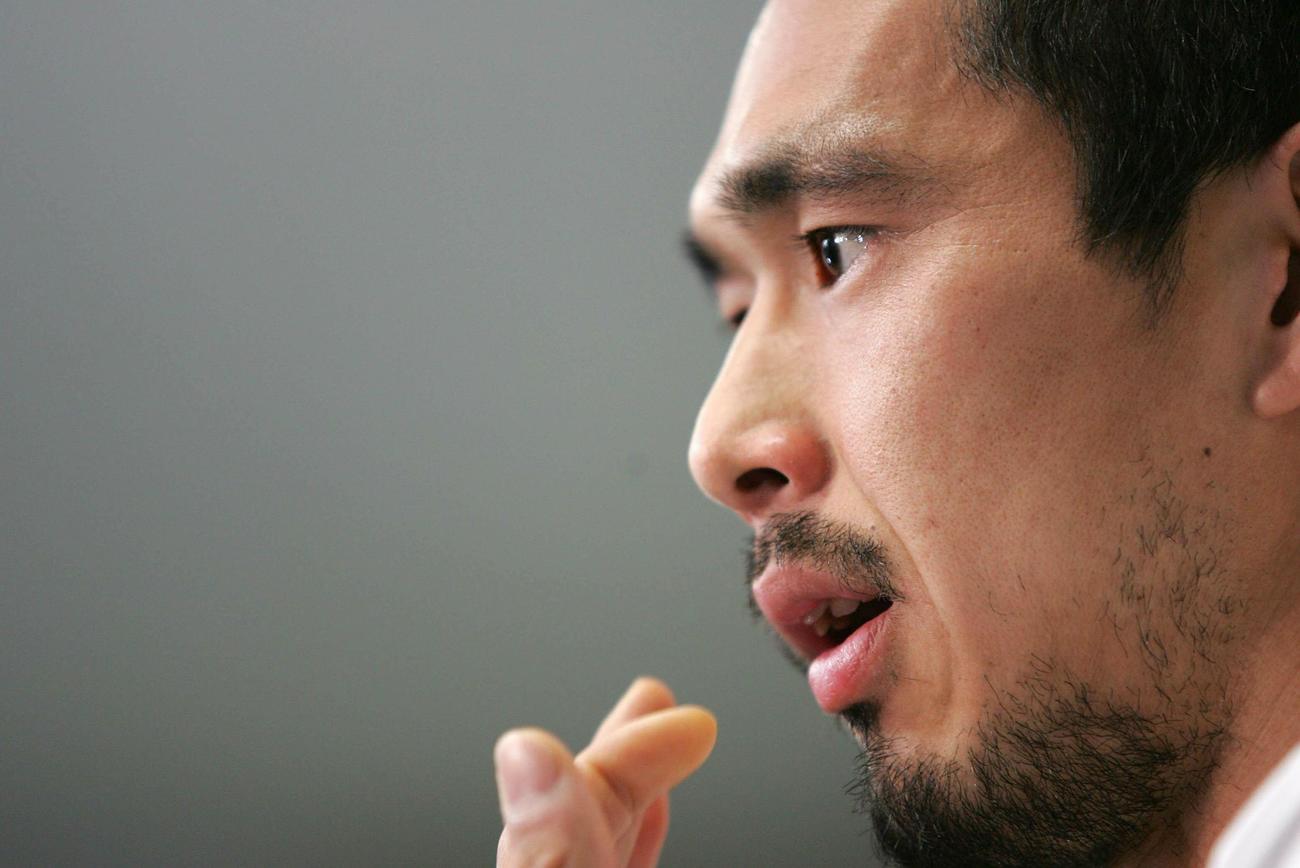 06年5月、W杯日本代表選手に選ばれず目に涙をためて会見を行う久保
