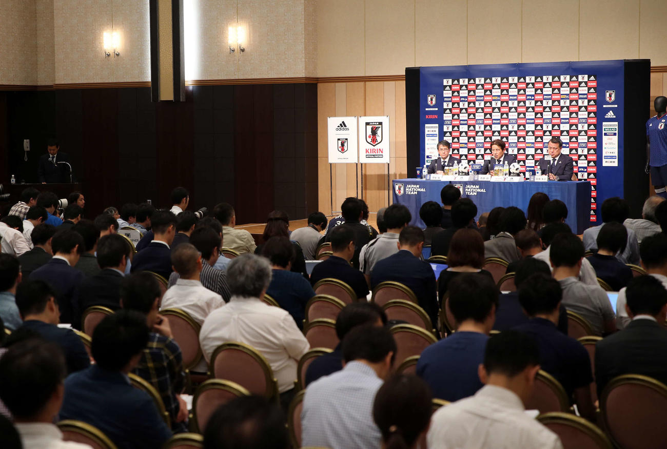 18年5月31日、記者席に空席が目立つ中、ロシアW杯日本代表選手会見に臨んだ、左から関塚技術委員長、西野監督、田嶋会長