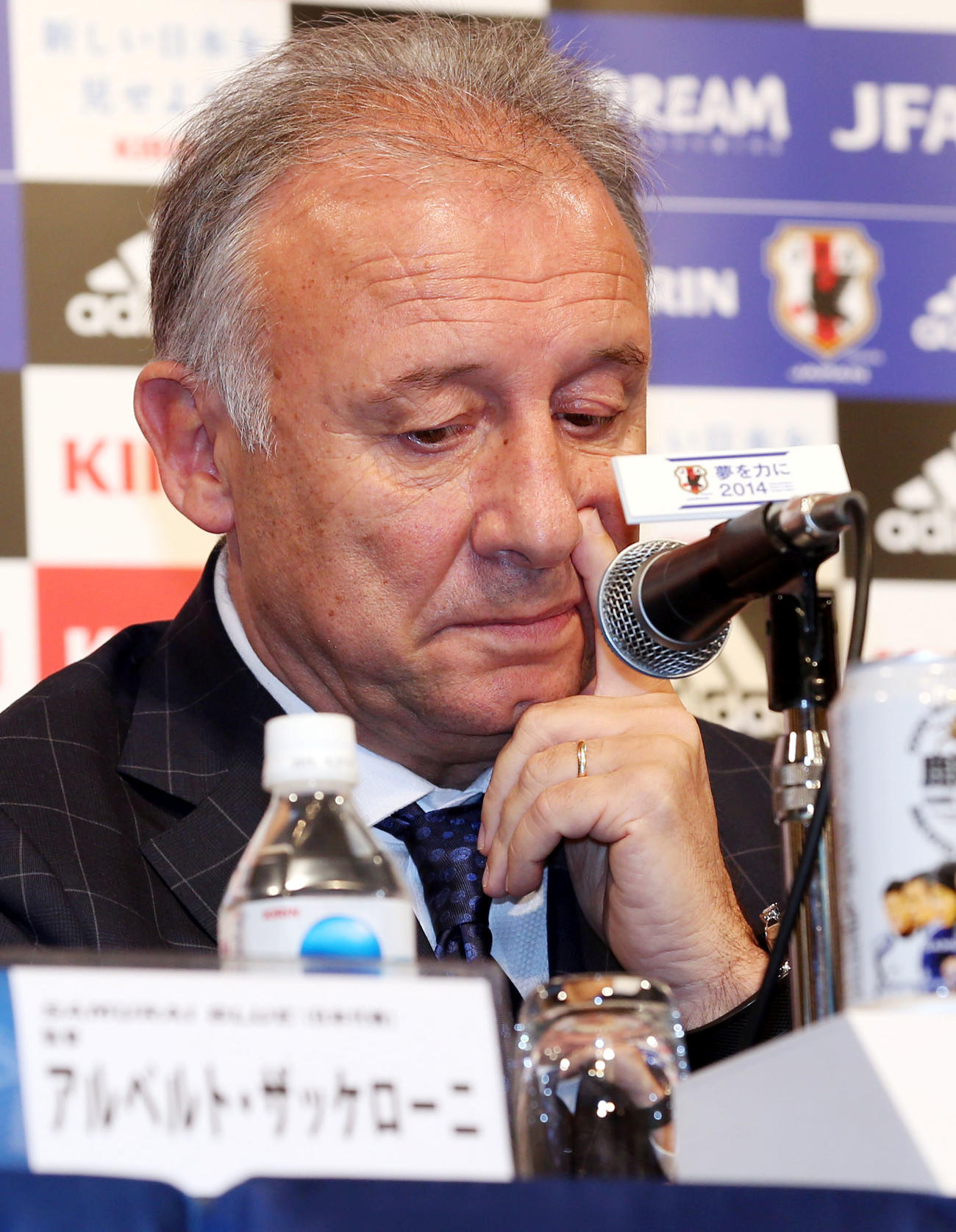 日本代表の最終メンバー発表会見で、報道陣の質問に少し考え込むアルベルト・ザッケローニ監督（14年5月12日撮影）