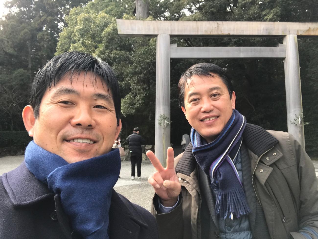 W杯出場が懸かるオーストラリア戦前の2月8日、伊勢神宮を参拝した森保（左）と市原（敬称略）