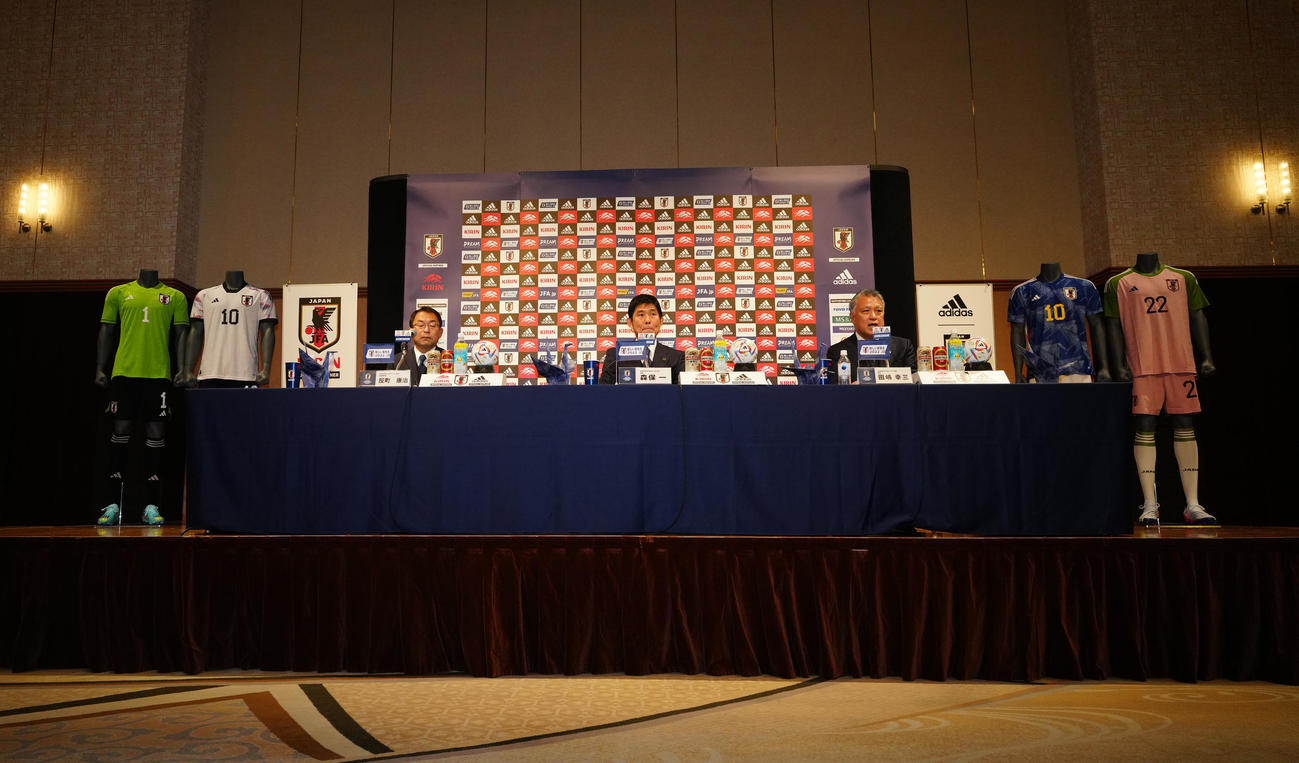 W杯カタール大会のメンバー発表会見に臨むサッカー日本代表の森保監督（中央）。右は日本サッカー協会田嶋会長、左は同反町技術委員長（撮影・江口和貴）