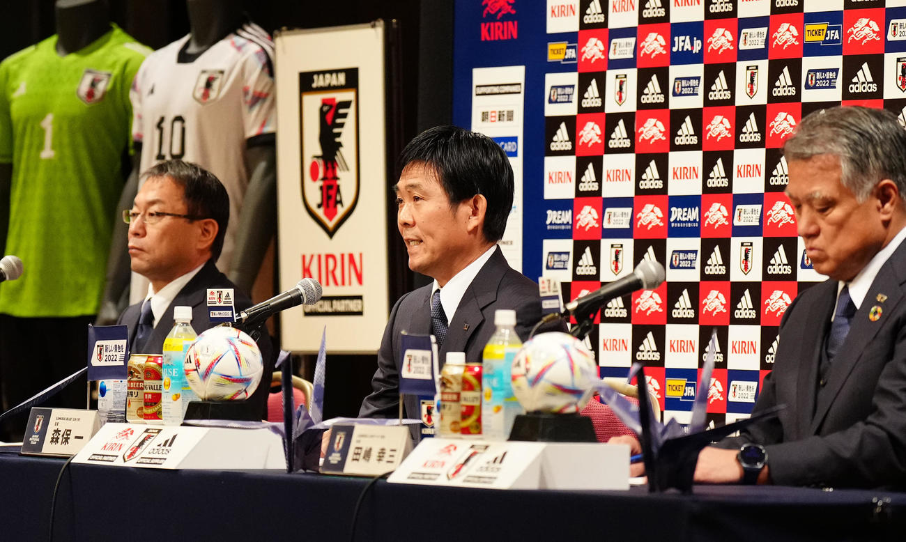 W杯カタール大会のメンバー発表会見に臨むサッカー日本代表の森保監督（中央）。右は日本サッカー協会田嶋会長、左は同反町技術委員長（撮影・江口和貴）