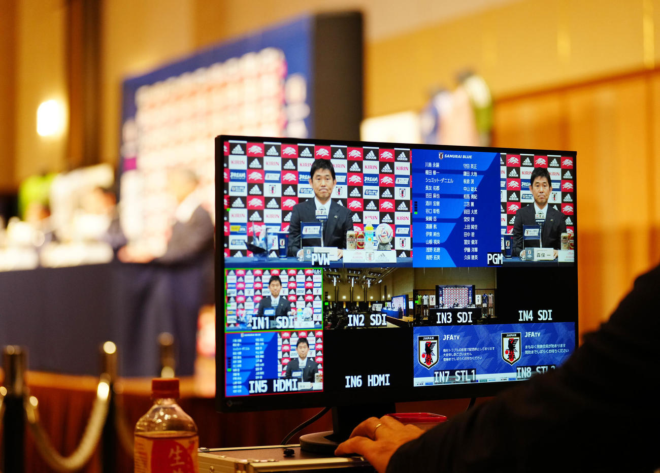 W杯カタール大会のメンバーを発表するサッカー日本代表の森保監督を表示する会場のモニター（撮影・江口和貴）
