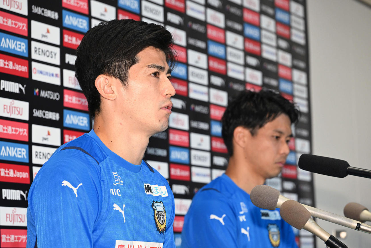 W杯日本代表に選ばれ会見する川崎F谷口（手前）と山根（撮影・滝沢徹郎）