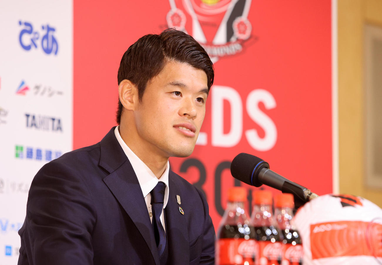 W杯カタール大会日本代表に選出され会見に臨む浦和酒井（撮影・鈴木正人）