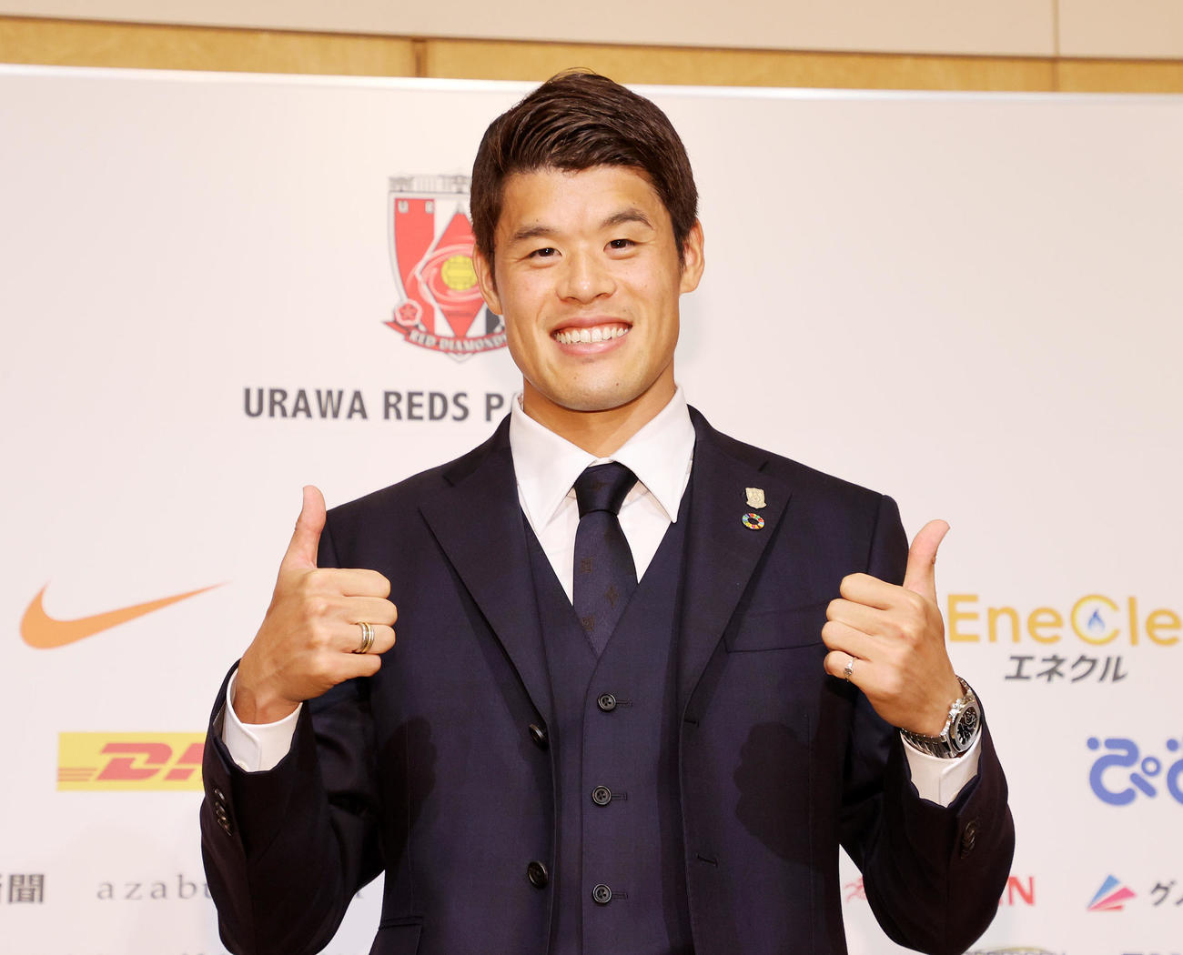 W杯カタール大会日本代表に選出されポーズする浦和酒井（撮影・鈴木正人）