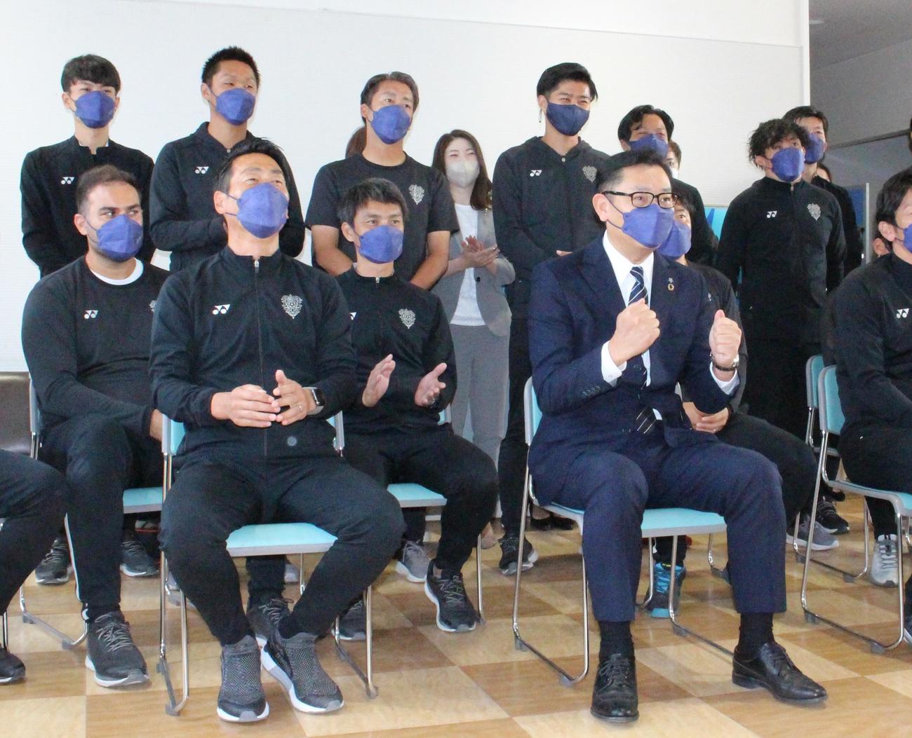 DF冨安健洋のワールドカップ（W杯）カタール大会メンバー入りを喜ぶ川森敬史社長（前列右）ら福岡関係者（撮影・菊川光一）