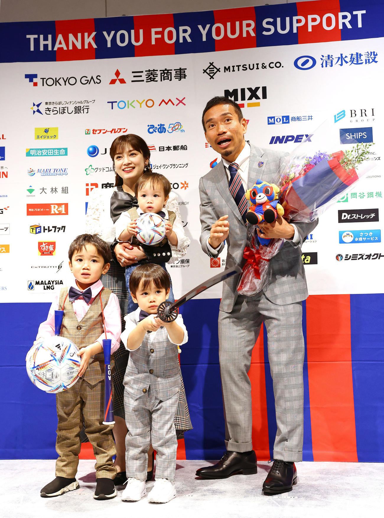 W杯カタール大会の日本代表に選出された長友（右）はサプライズで登場した平愛梨さん、子どもたちと写真に納まる（撮影・垰建太）