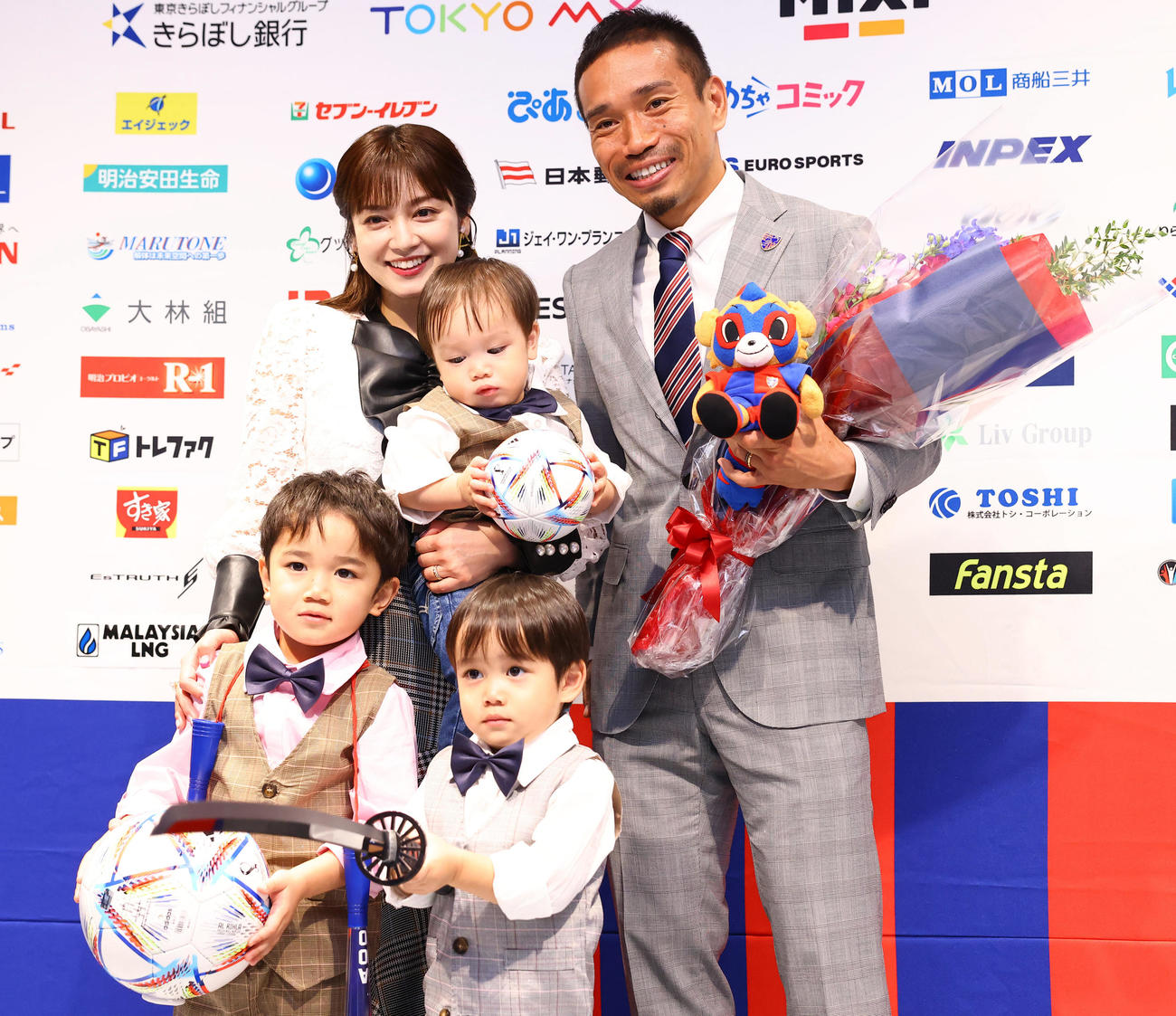 W杯カタール大会の日本代表に選出された長友（右）はサプライズで登場した平愛梨さん、子どもたちと写真に納まる（撮影・垰建太）