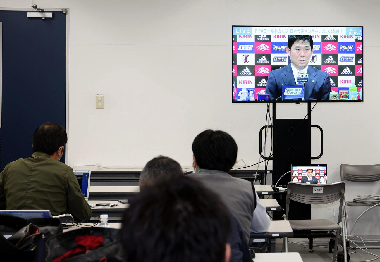 森保監督の日本代表選手の発表を見る記者ら（撮影・白石智彦）