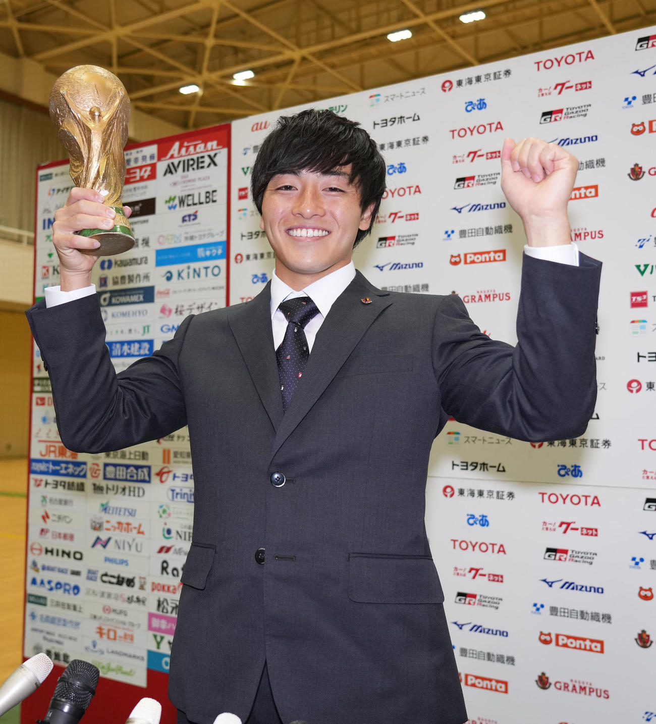 W杯トロフィーのレプリカを手にポーズする名古屋相馬（撮影・森本幸一）