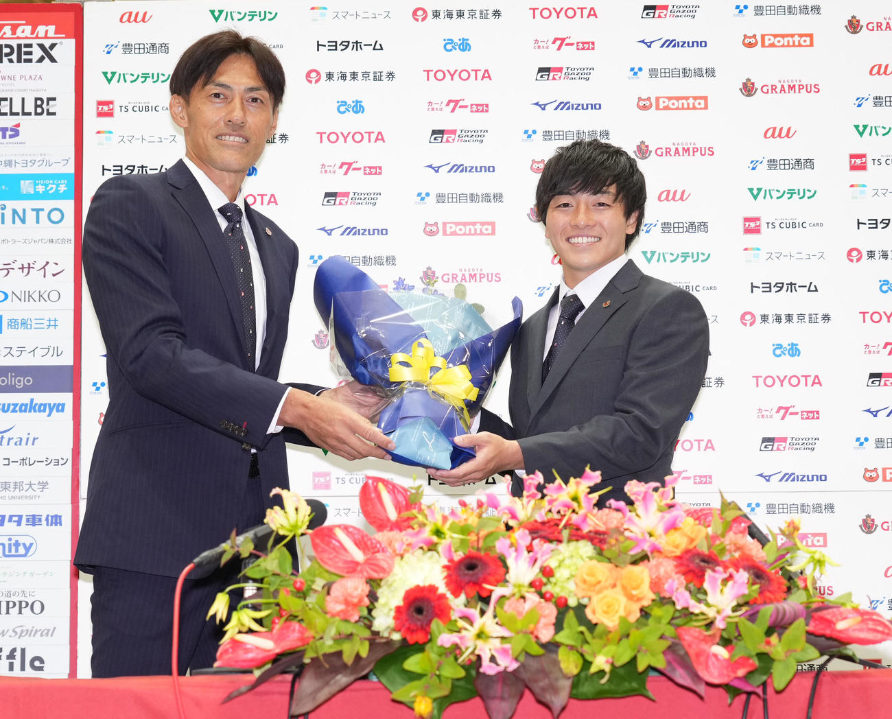 サッカー日本代表に選出され会見後、楢崎氏（左）から花束を受け取る名古屋相馬（撮影・森本幸一）
