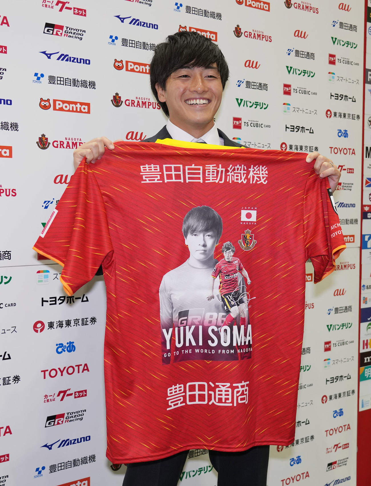 記念ユニフォームを手にする名古屋相馬（撮影・森本幸一）