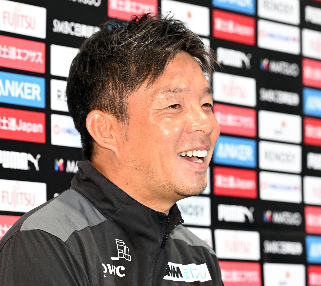 笑顔で会見する川崎F鬼木監督（撮影・滝沢徹郎）