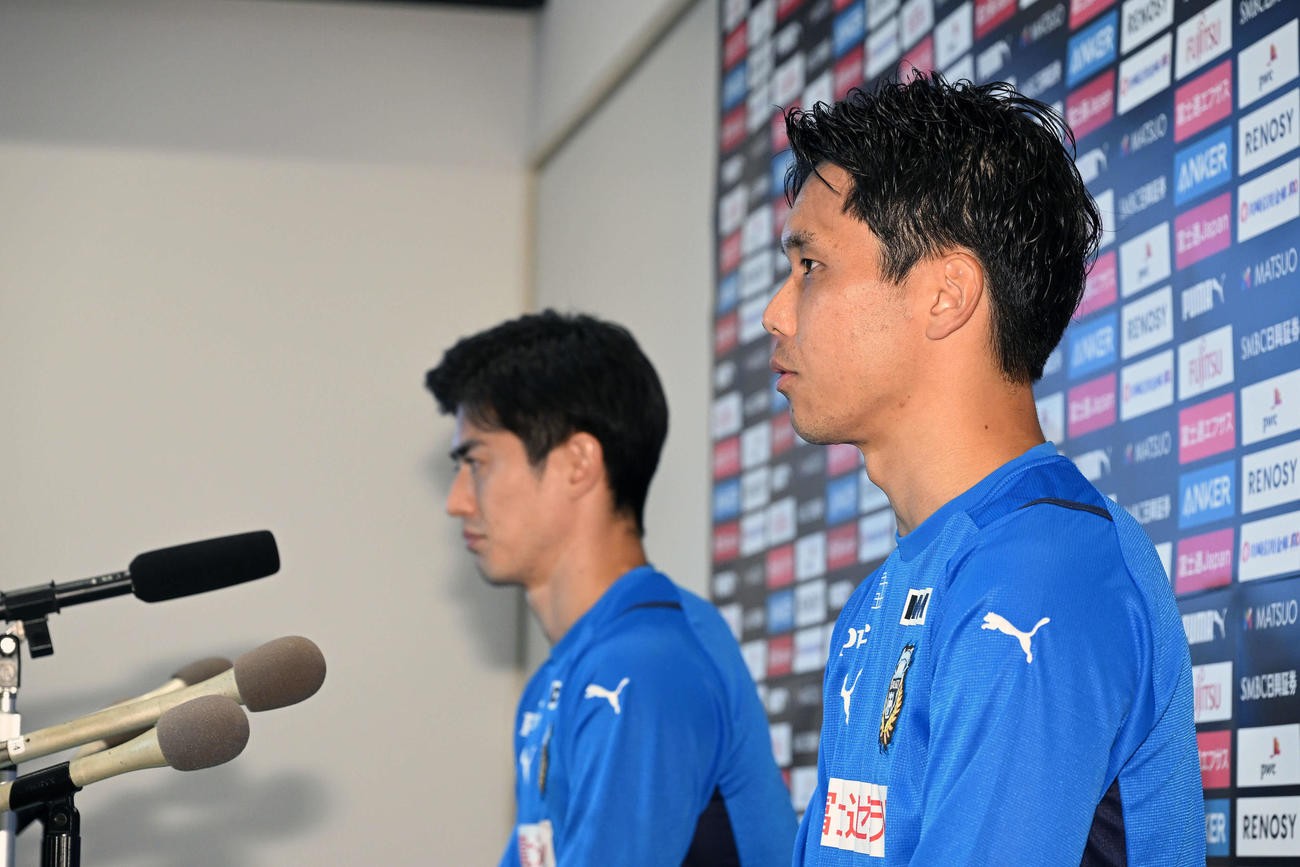 W杯日本代表に選ばれ会見する川崎F山根（手前）と谷口（撮影・滝沢徹郎）