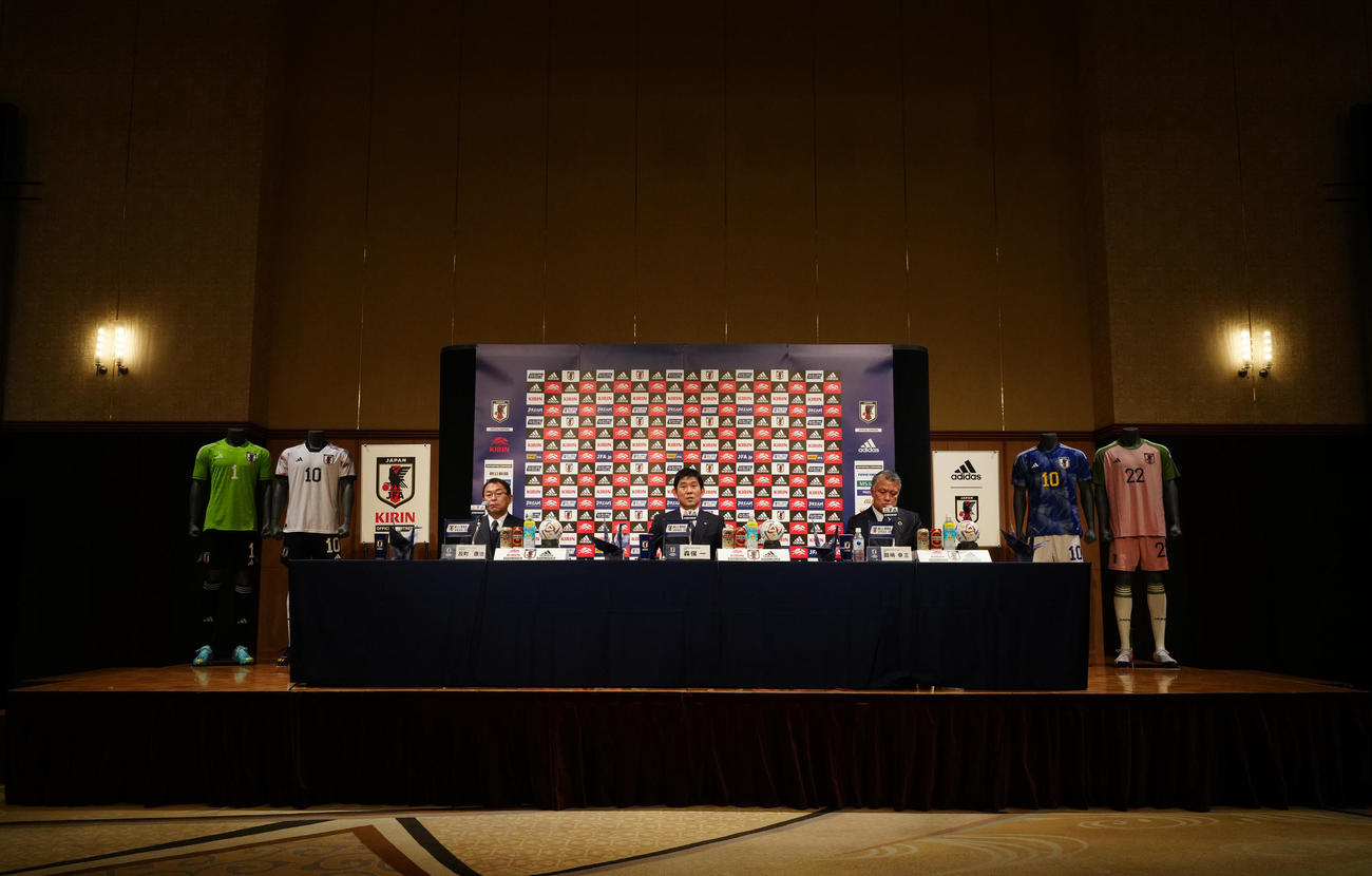 W杯カタール大会のメンバー発表会見に臨むサッカー日本代表の森保監督（中央）。右は日本サッカー協会田嶋会長、左は同反町技術委員長（撮影・江口和貴）