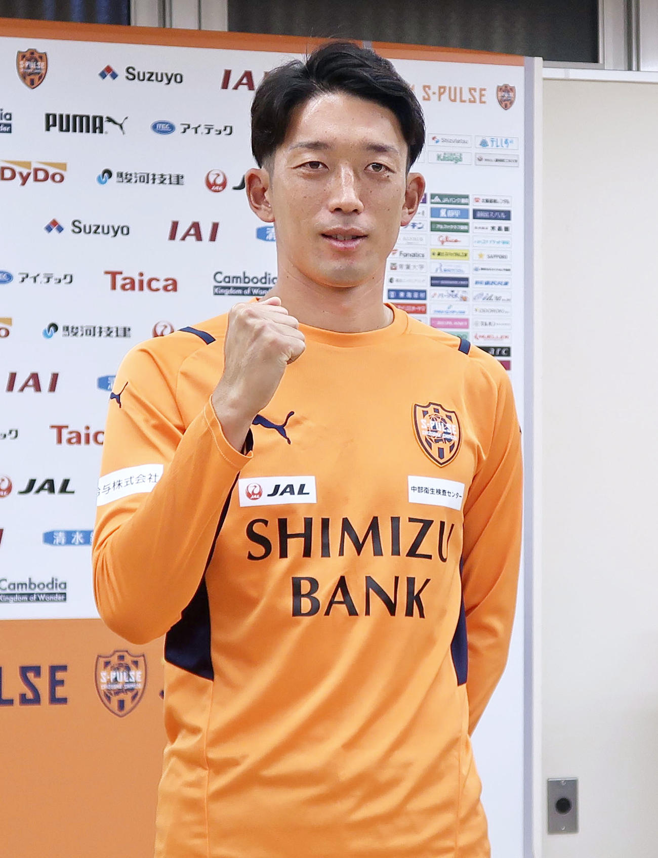 日本代表に選ばれポーズをとるGK権田（共同）