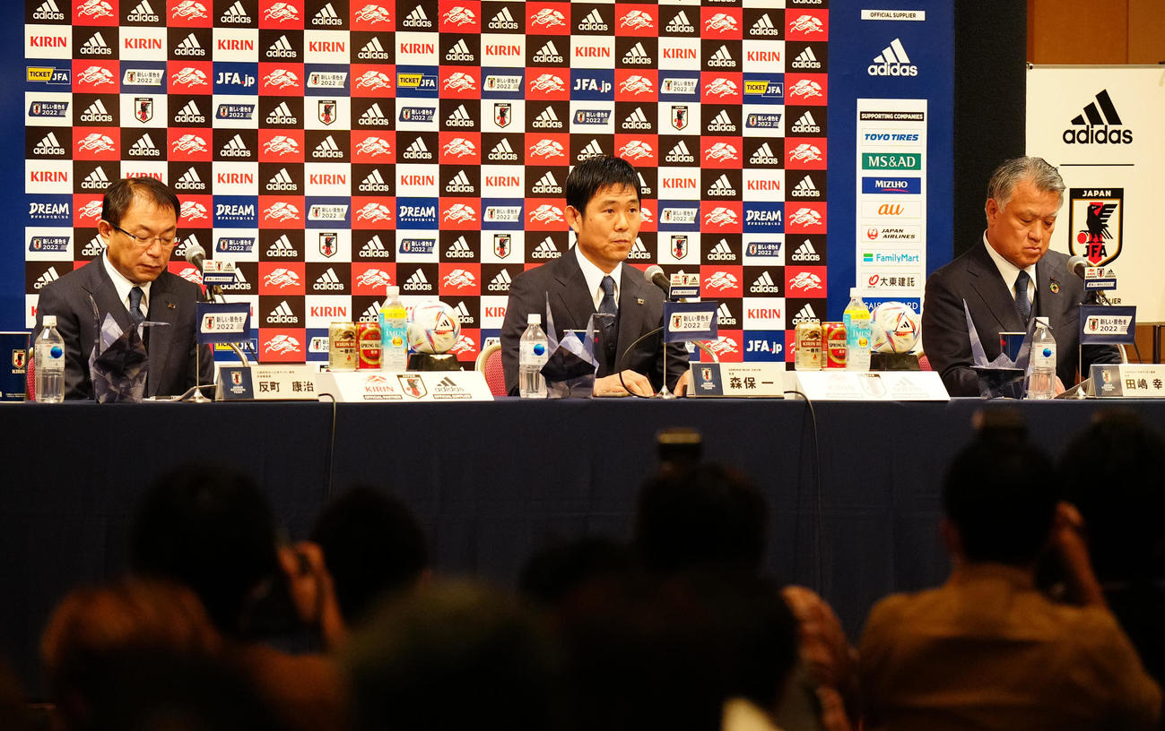 W杯カタール大会のメンバー発表会見に臨むサッカー日本代表の森保監督（中央）。右は日本サッカー協会田嶋会長、左は同反町技術委員長（撮影・江口和貴）