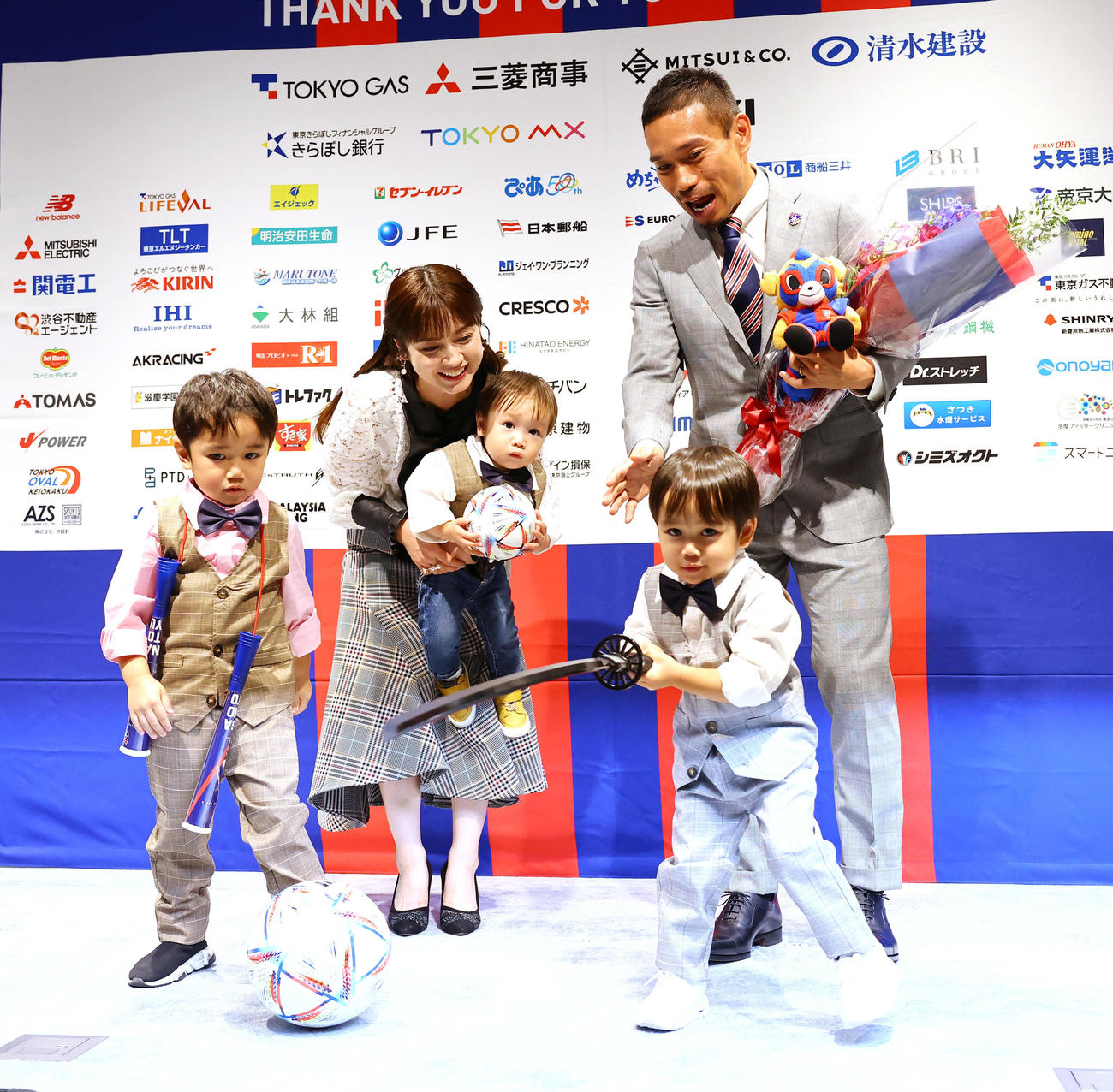 W杯カタール大会の日本代表に選出された長友（左）はサプライズで登場した家族の姿に思わず驚きの表情（撮影・垰建太）