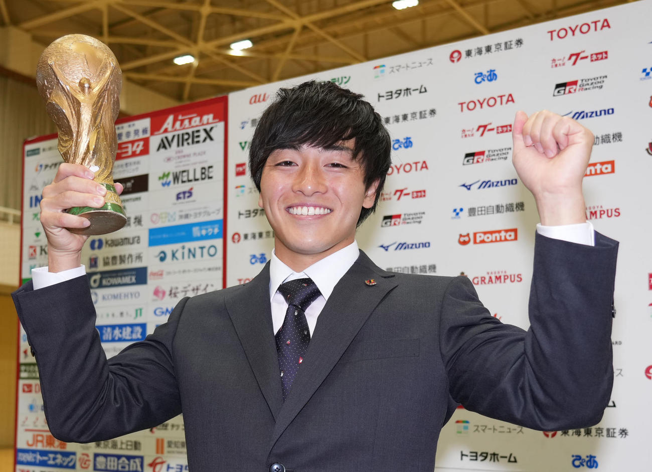 W杯トロフィーのレプリカを手にポーズする名古屋相馬（撮影・森本幸一）