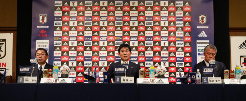 W杯カタール大会のメンバー発表会見に臨むサッカー日本代表の森保監督（中央）。右は日本サッカー協会田嶋会長、左は同反町技術委員長（撮影・江口和貴）
