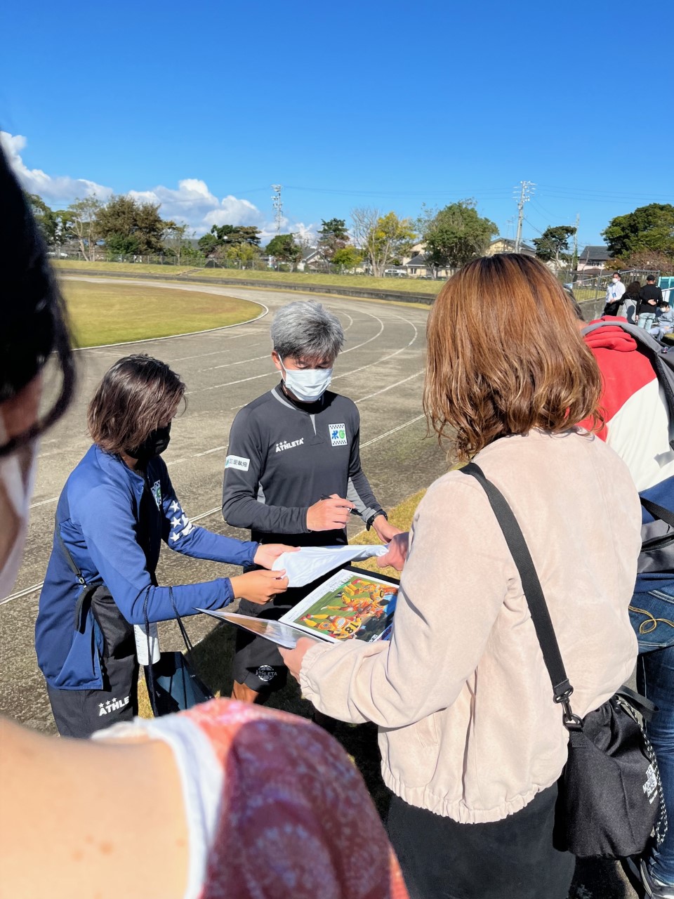 練習後にファンサービスする鈴鹿カズ（撮影・荻島弘一）