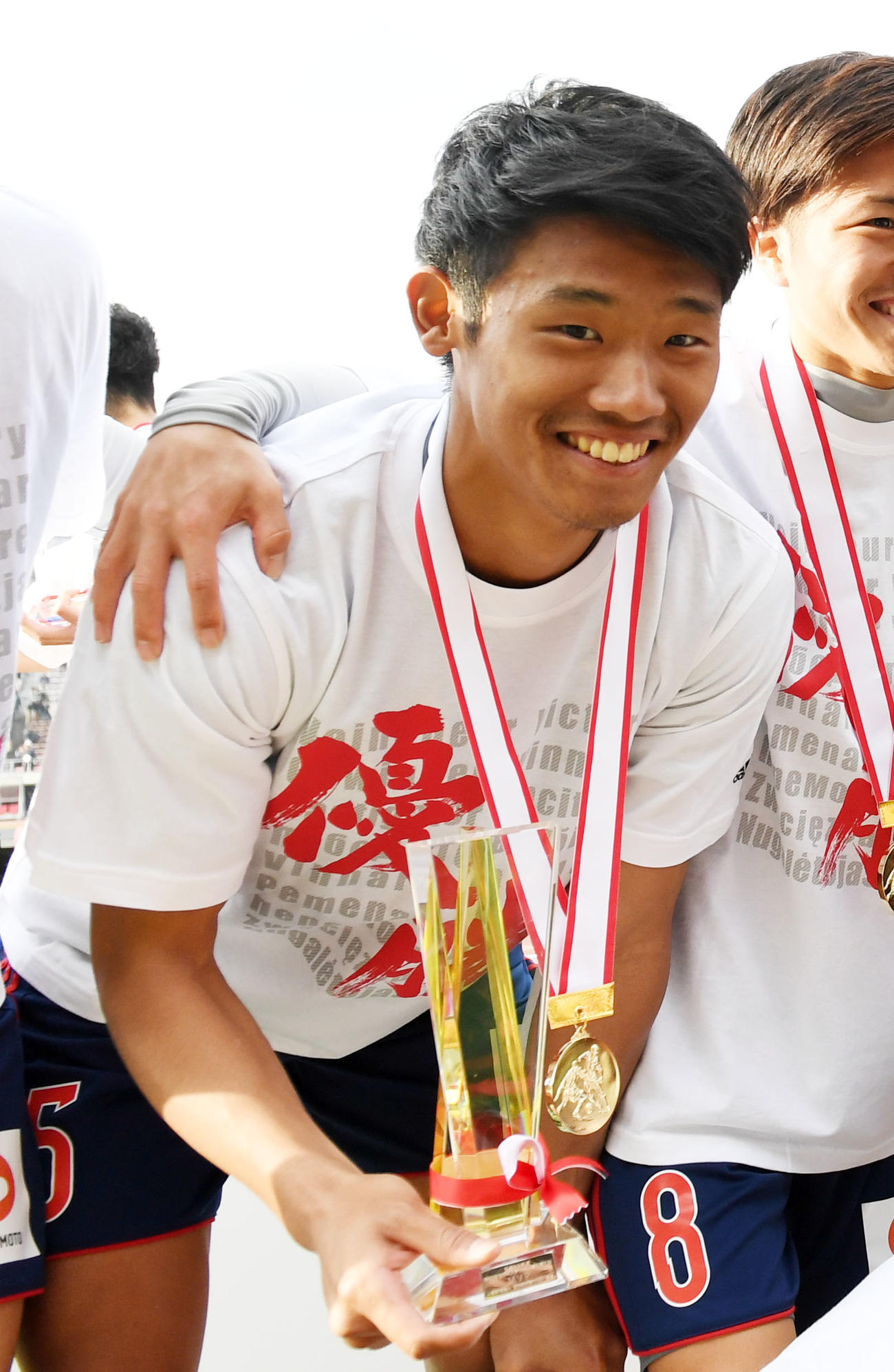 17年12月流通経大　全日本大学選手権で大会MVPトロフィーを手に笑顔を見せる守田