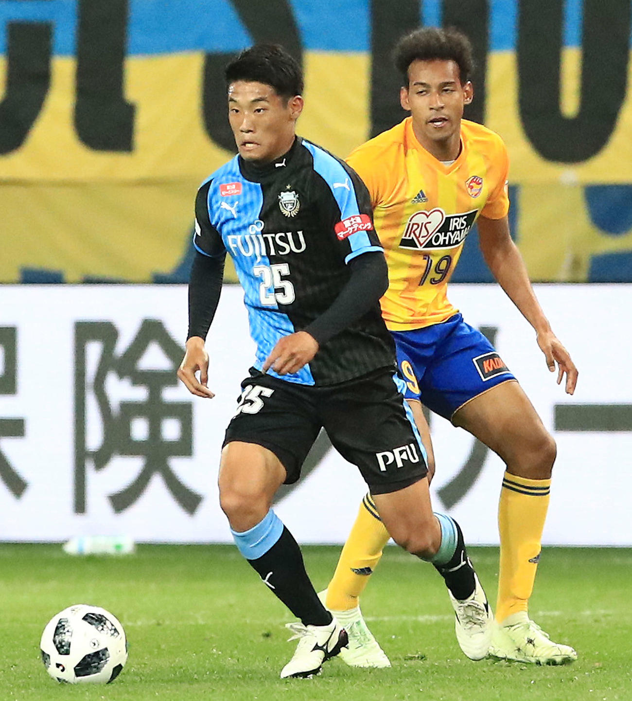 18年4月川崎F　仙台戦でドリブルする守田（左）