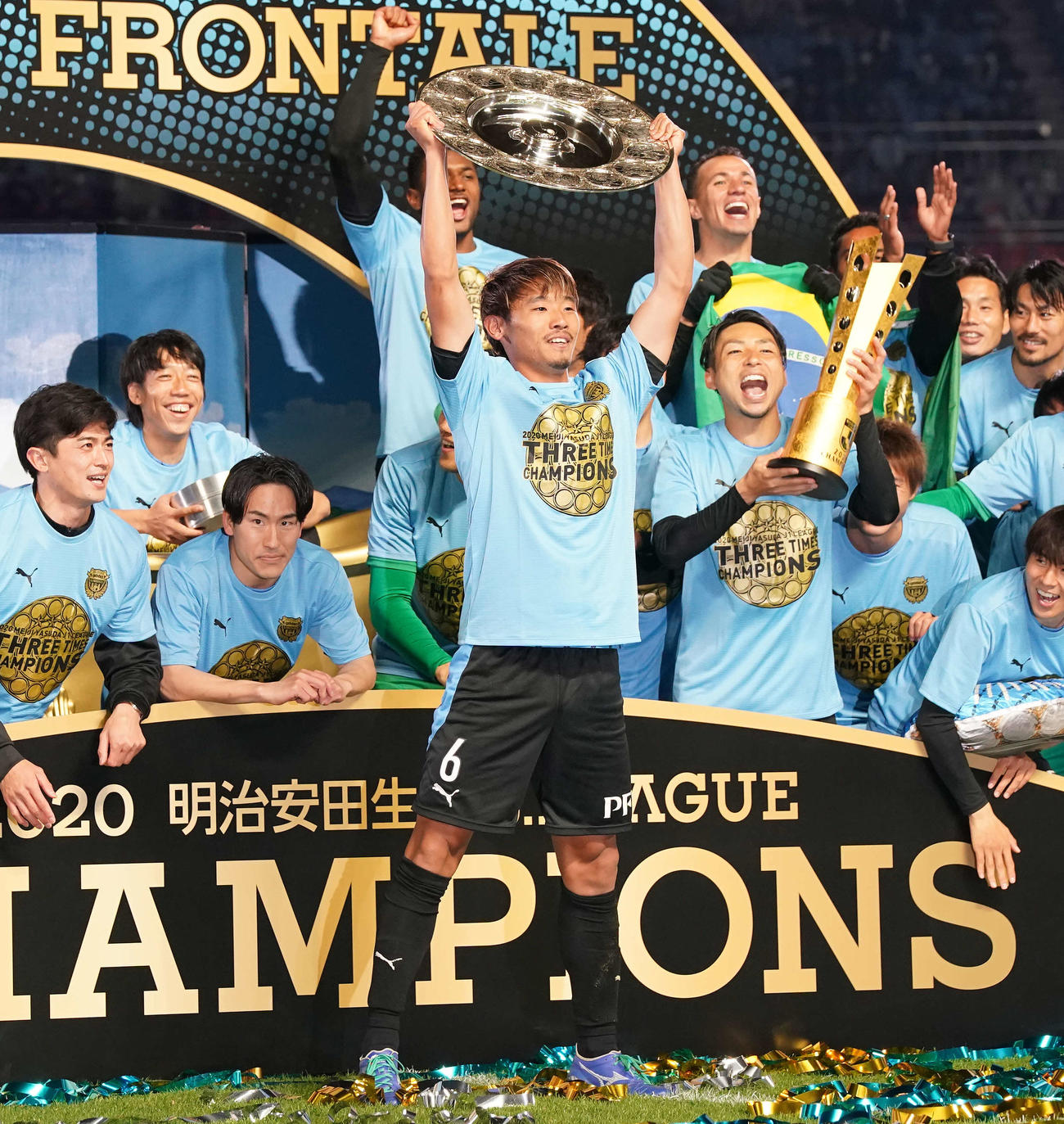 20年11月川崎F　表彰式で優勝シャーレを掲げる守田