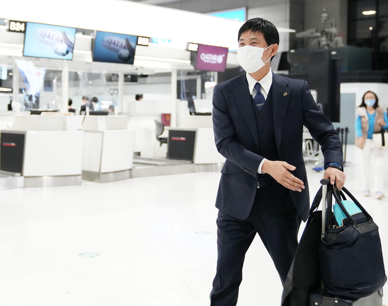 カタールへ向かうため成田空港に姿を見せた日本代表森保監督（撮影・横山健太）