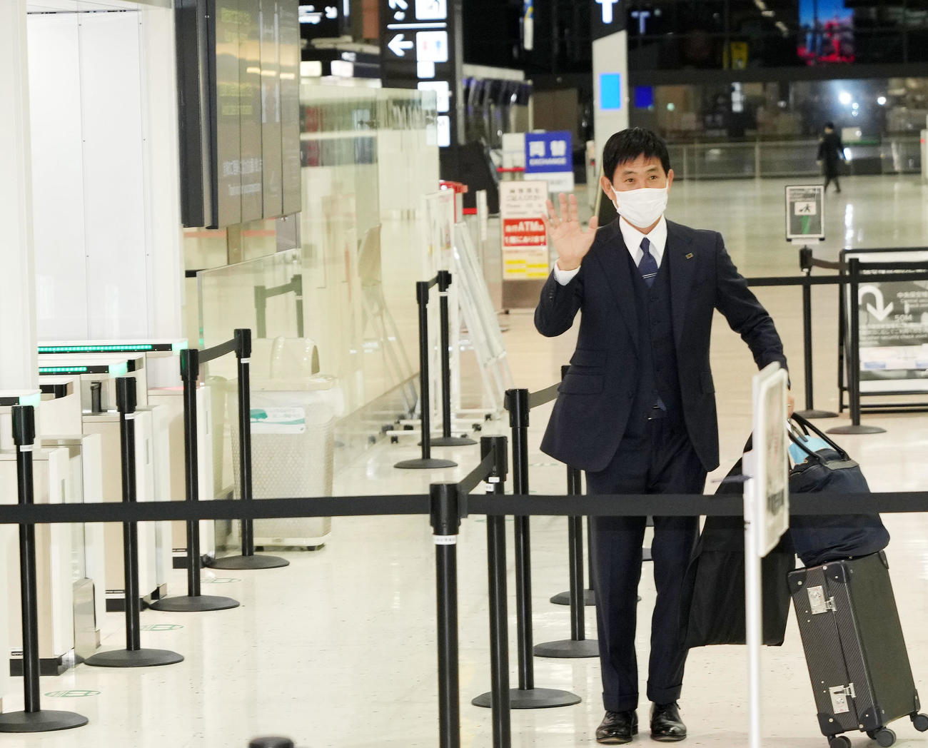 カタールへ移動する日本代表森保監督は成田空港で報道陣にあいさつ（撮影・横山健太）