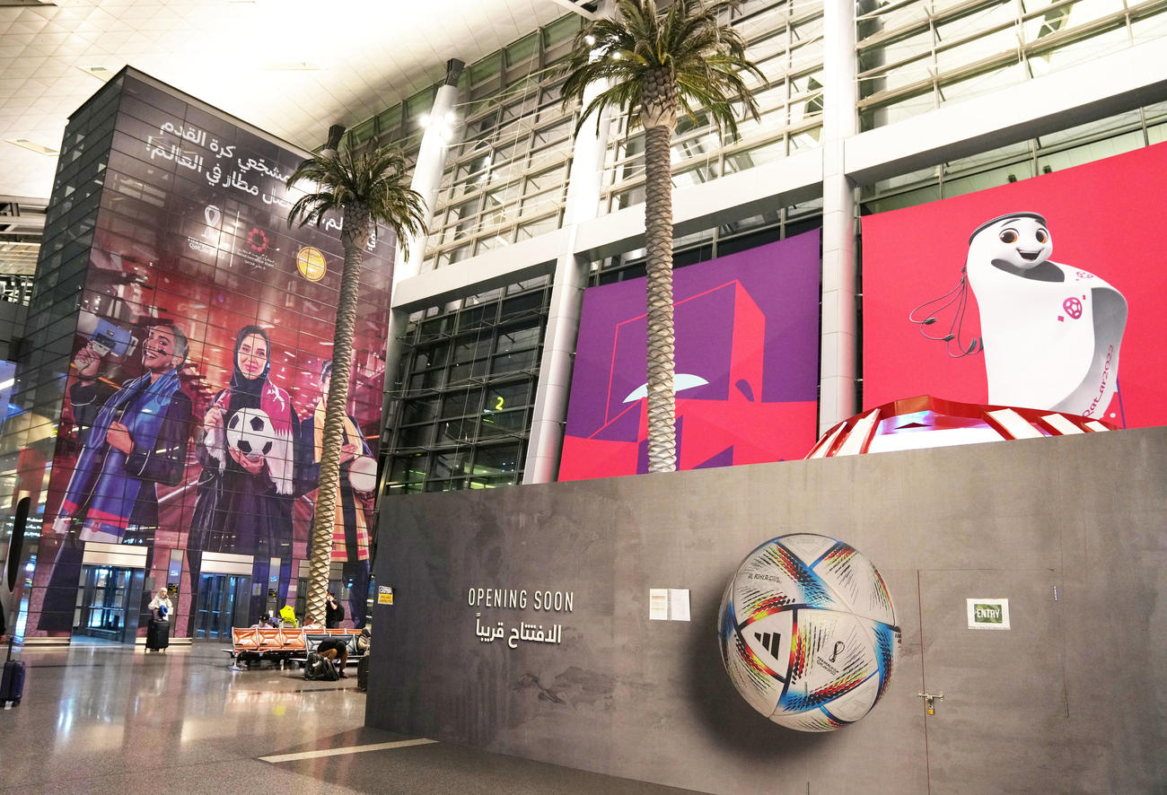 開催を間近に控えW杯一色となるドーハ空港（撮影・横山健太）