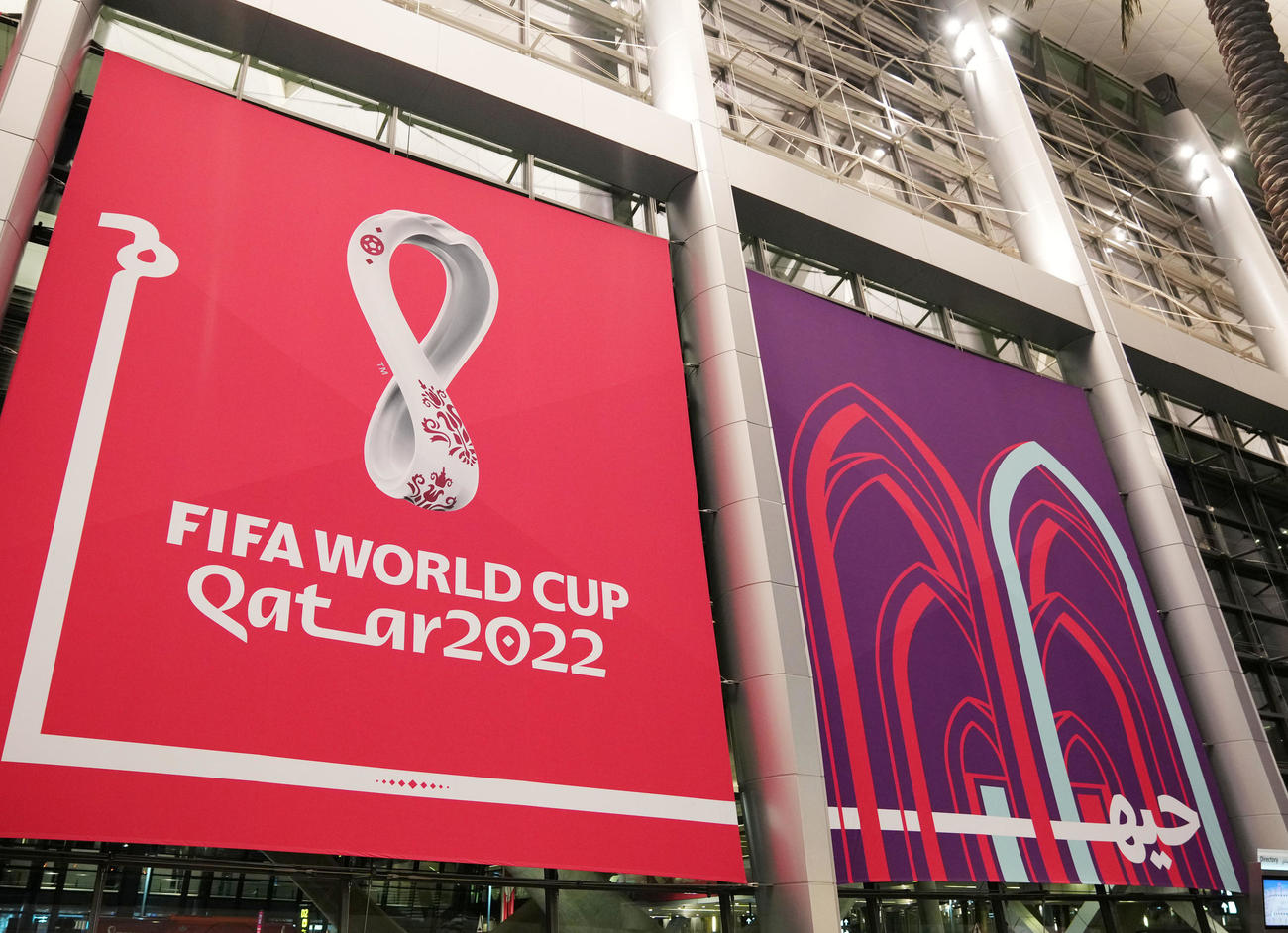 開催を間近に控えW杯一色となるドーハ空港（撮影・横山健太）