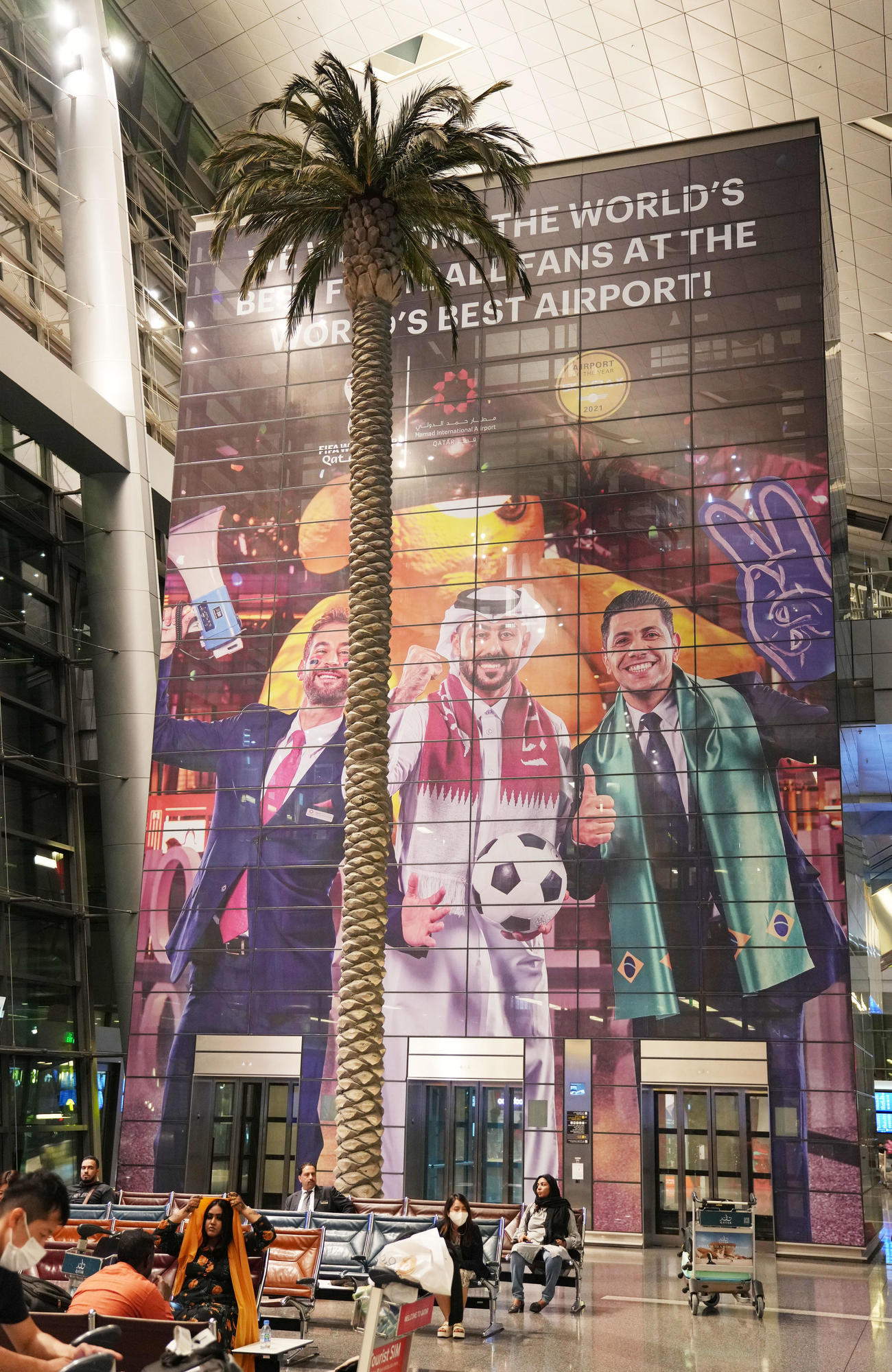 開催を間近に控えW杯一色となるドーハ空港（撮影・横山健太）