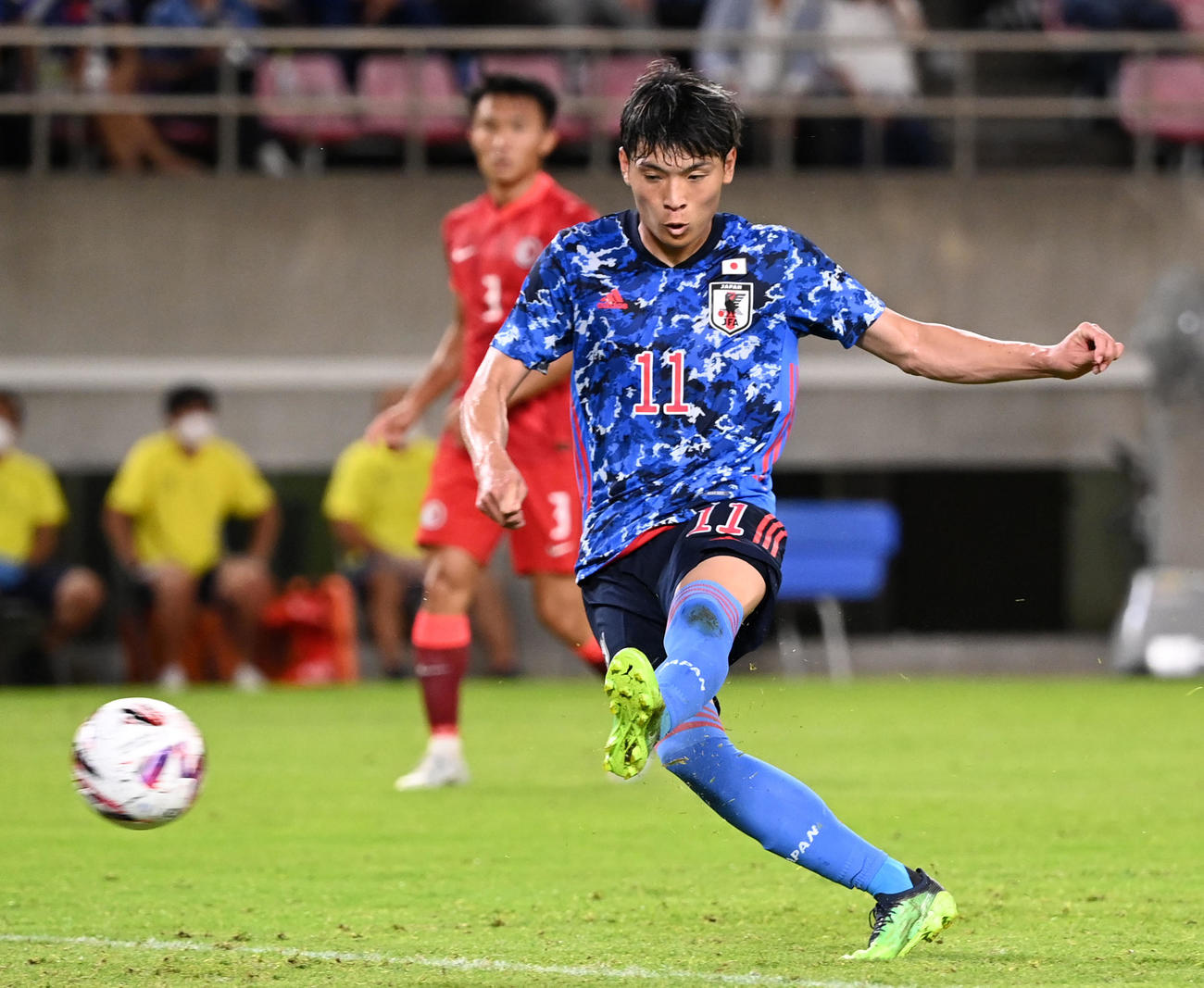 7月19日、東アジアE－1サッカー選手権（男子）　第1戦　日本対香港　後半、ゴールを決める町野修斗（手前）