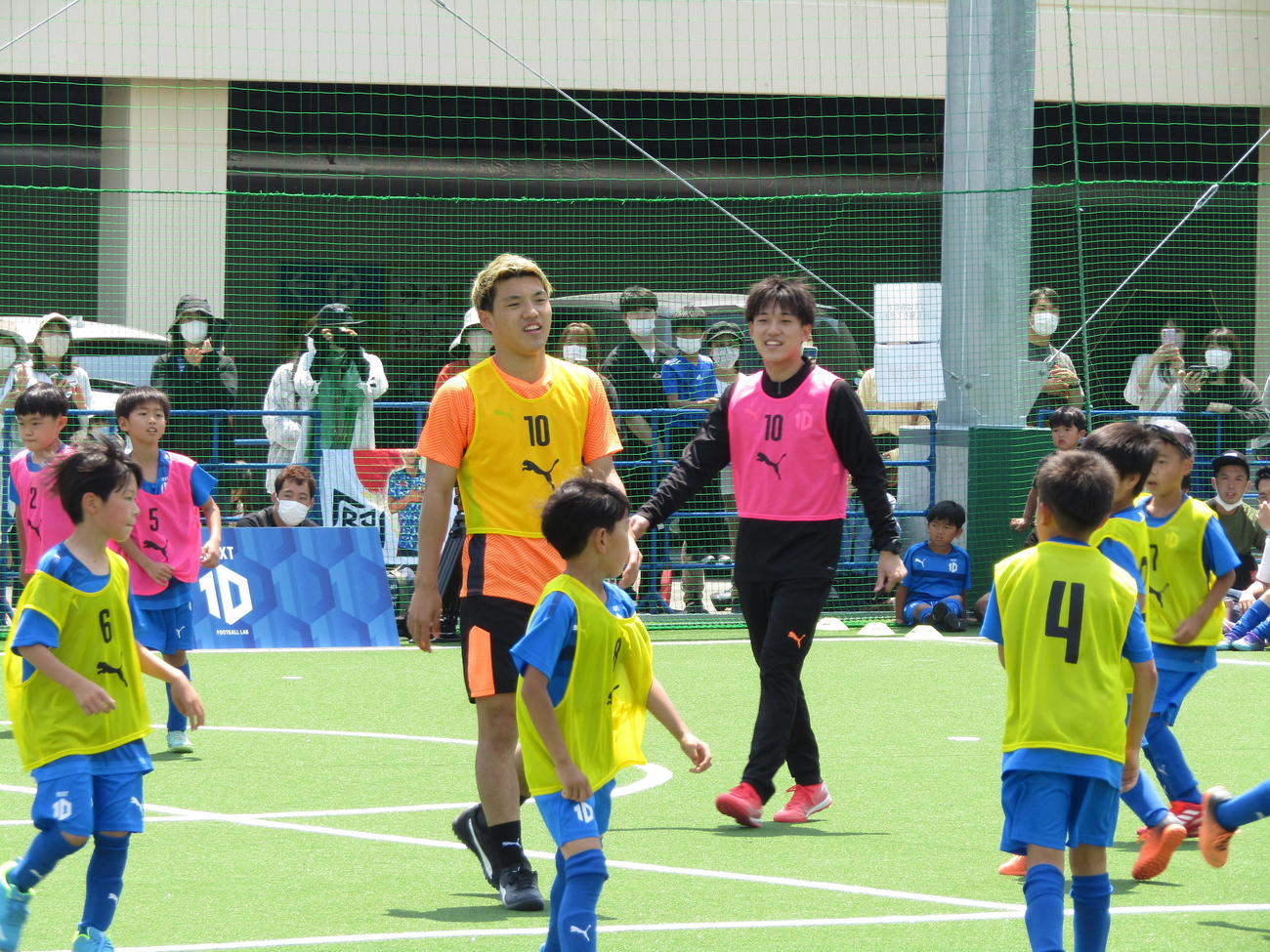堂安律（中央左）と兄憂さん（同右）は2人で故郷尼崎市でサッカースクールを始めた