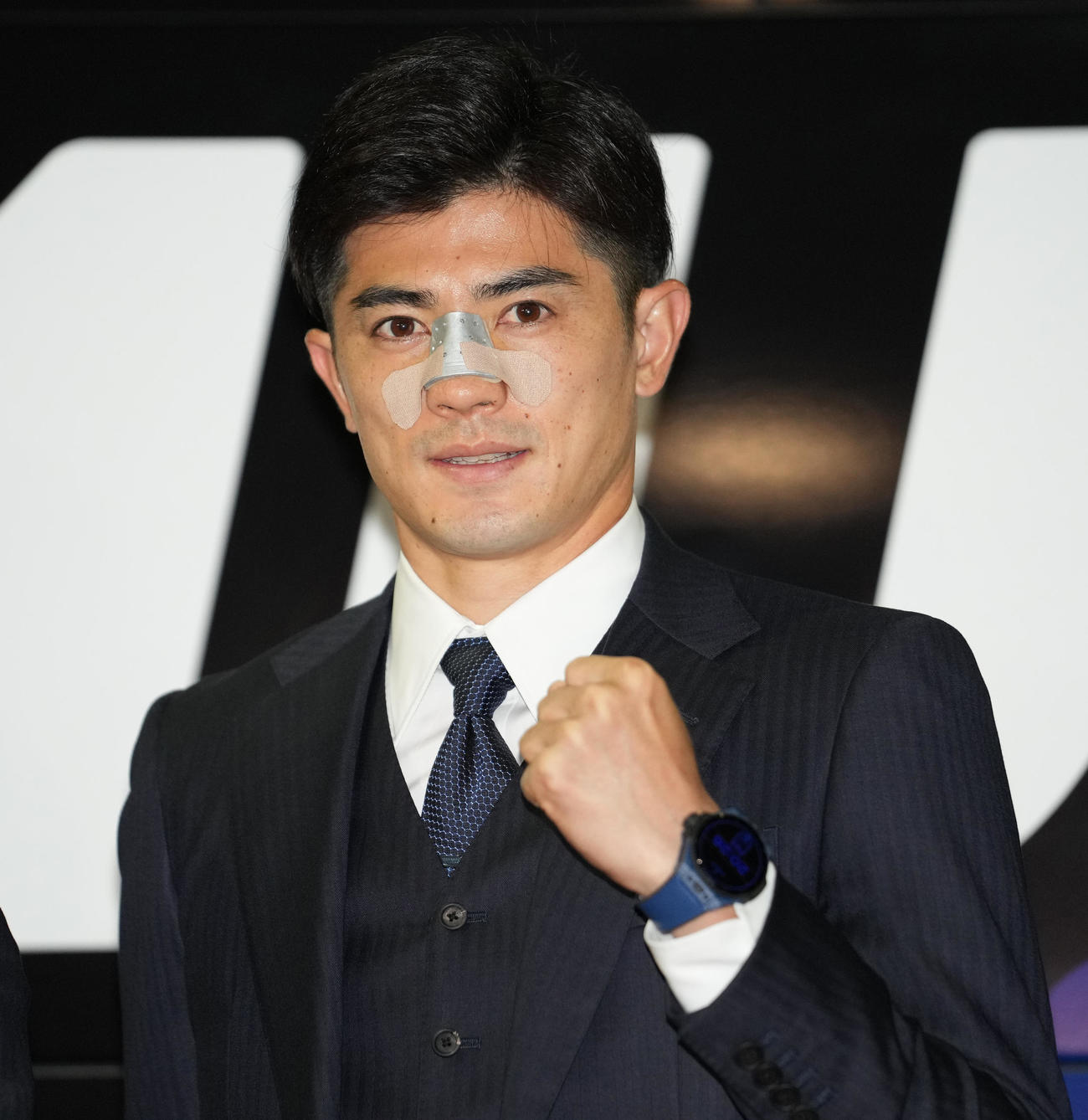 カタールに出発する日本代表谷口彰悟は記念撮影でガッツポーズ（撮影・鈴木みどり）
