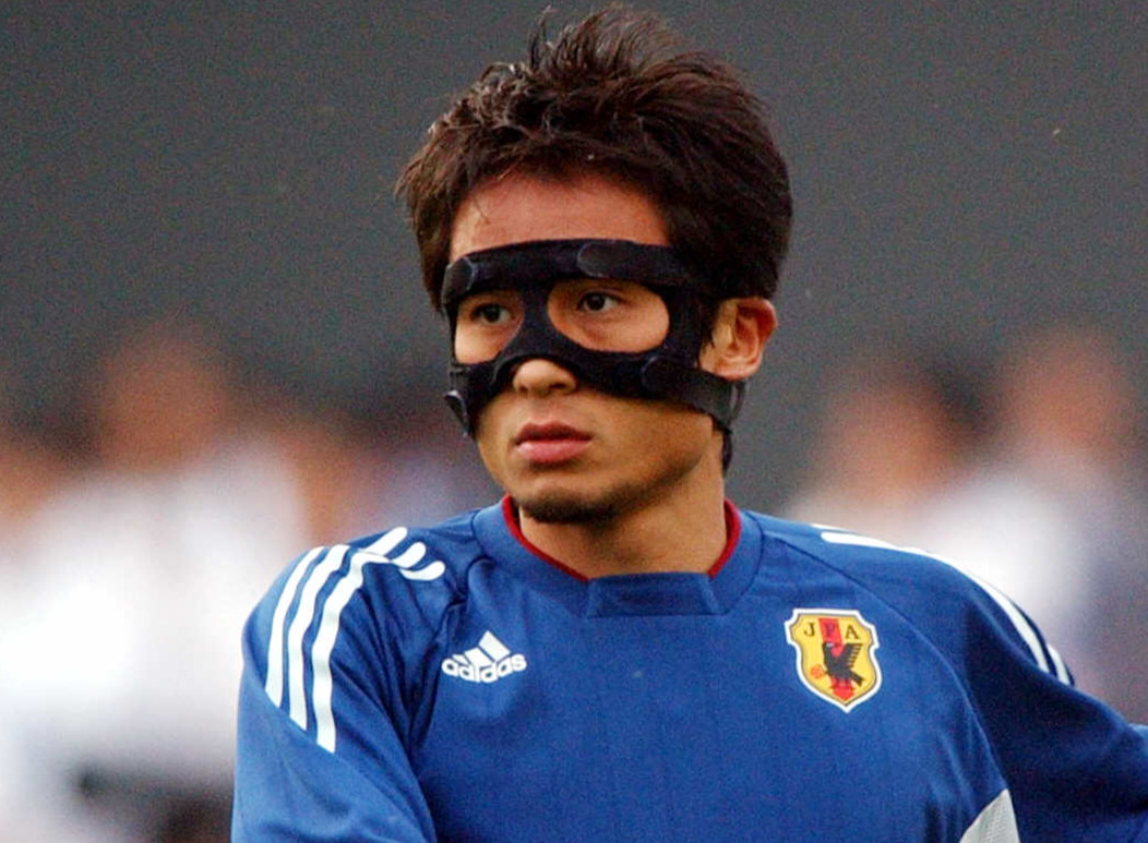 02年Ｗ杯でフェースガードを付けてプレーした宮本恒靖（2002年6月17日撮影）