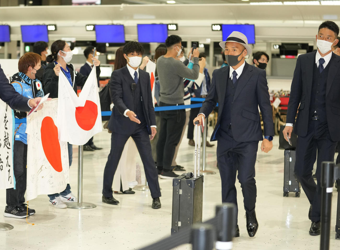 カタールに出発する日本代表の権田（右）、長友はサポーターに見送られる（撮影・鈴木みどり）