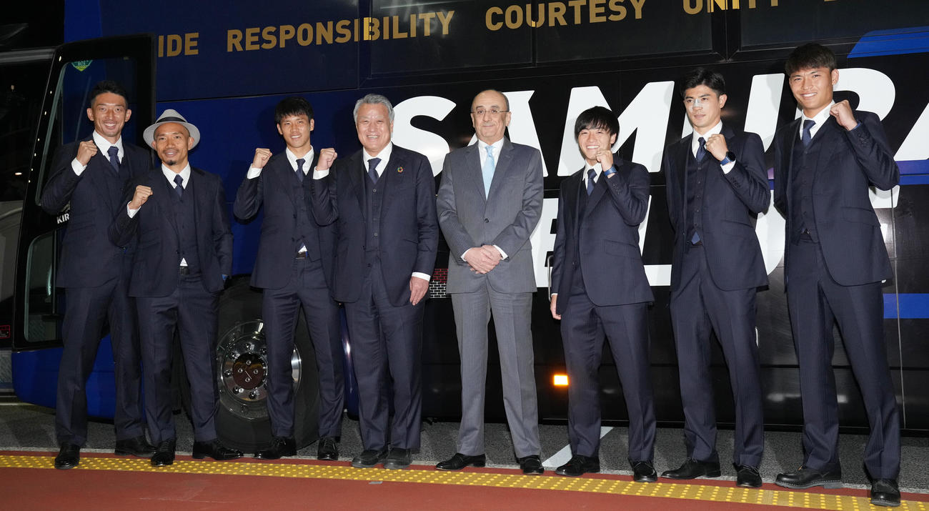 カタールに出発する日本代表はエマーディ駐日カタール大使（中央）と記念撮影。左から権田、長友、山根、田嶋日本サッカー協会会長、1人おいて相馬、谷口、町野（撮影・鈴木みどり）