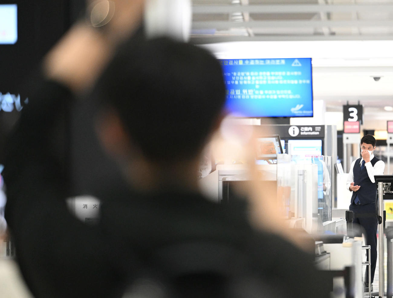 自身が取締役を務める会社のスタッフに見送られながらカタールに出発する日本代表の酒井（撮影・滝沢徹郎）