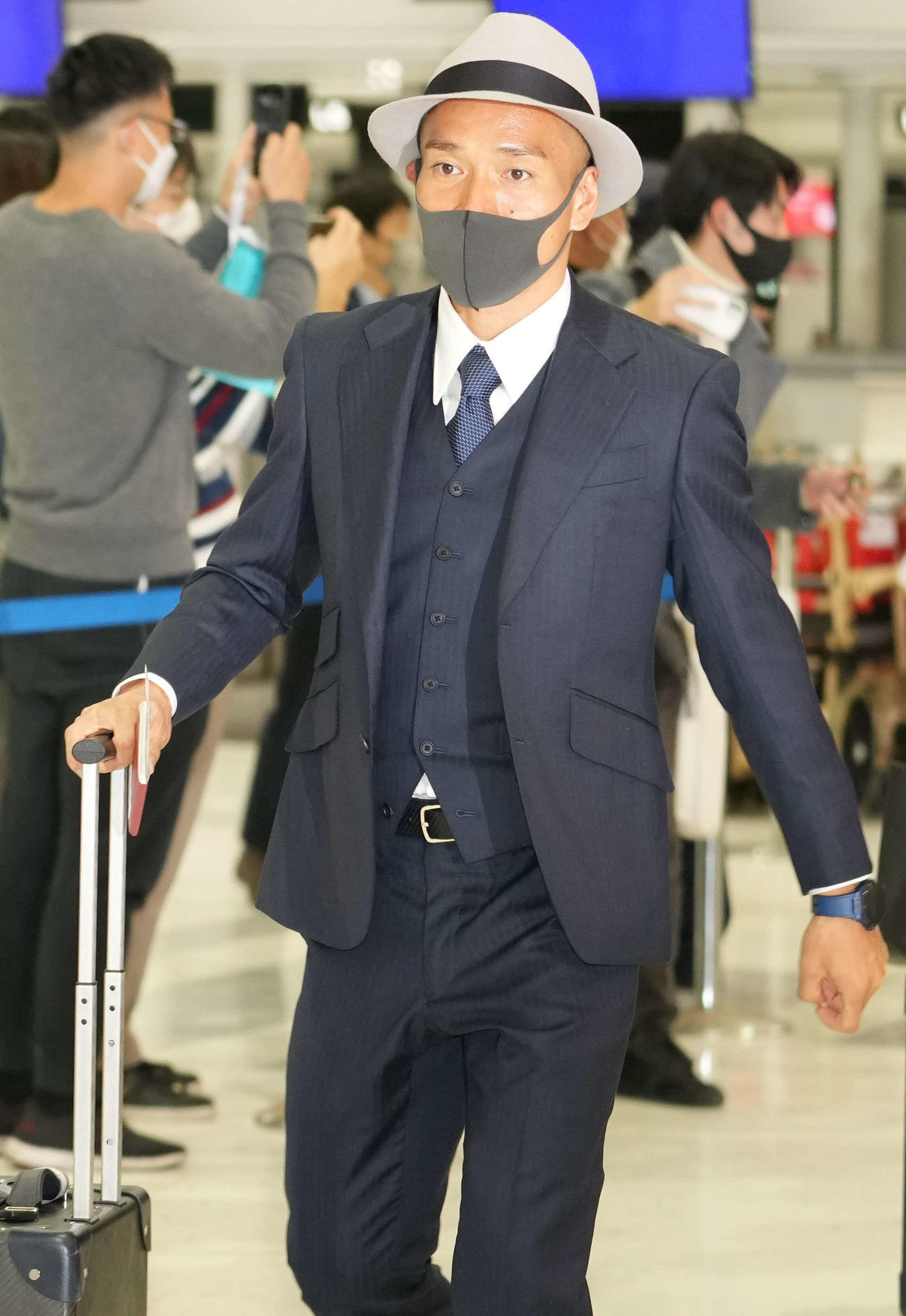 カタールに出発する日本代表の長友（2022年11月9日撮影）