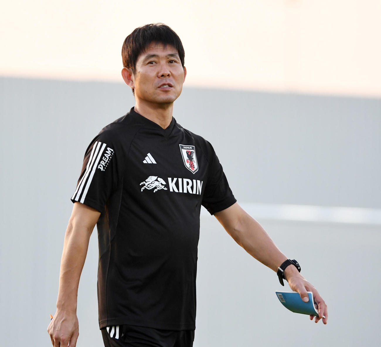メモ帳を手にピッチを歩く森保監督（撮影・横山健太）