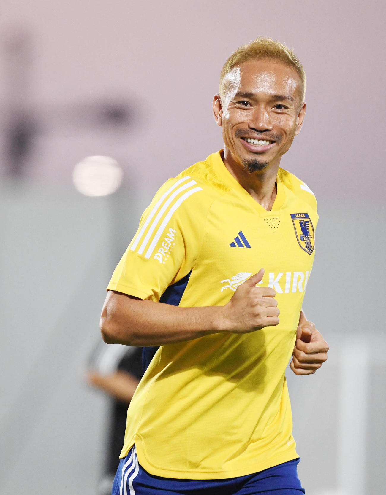 ランニングをする長友（撮影・横山健太）