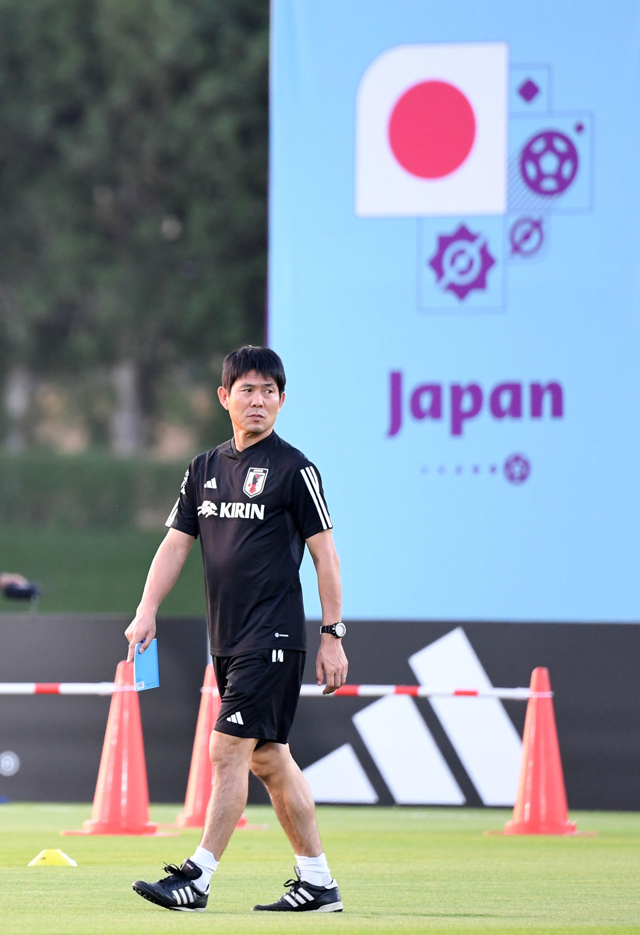 メモ帳を手にピッチを歩く森保監督（撮影・横山健太）