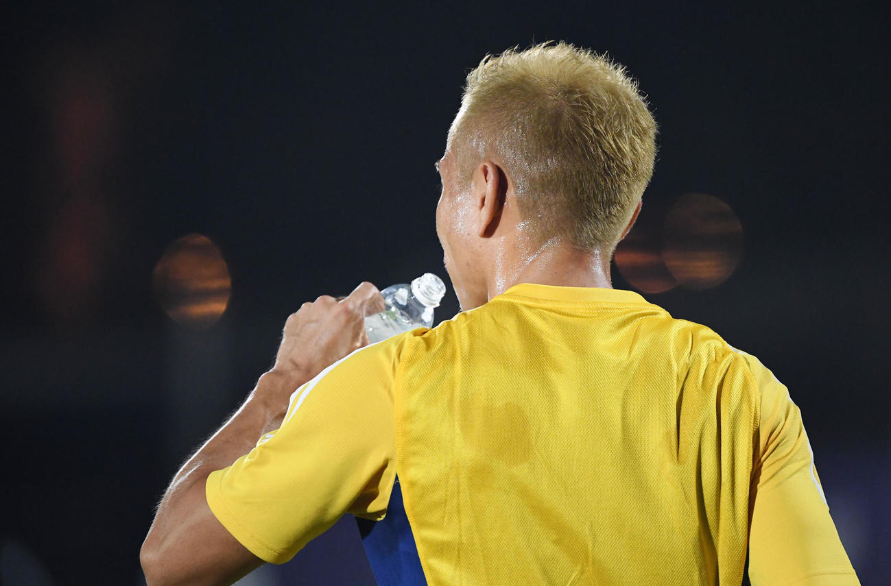 髪を金に染めトレーニングをする長友（撮影・横山健太）