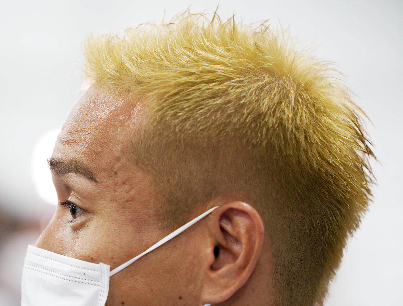 練習後、取材に応じる長友（撮影・横山健太）