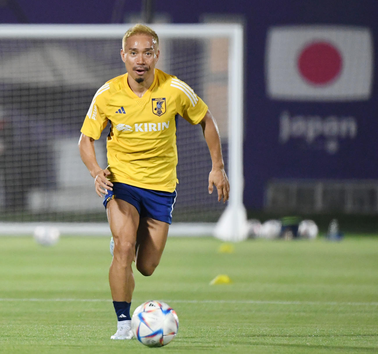 ドリブルをする長友（撮影・横山健太）