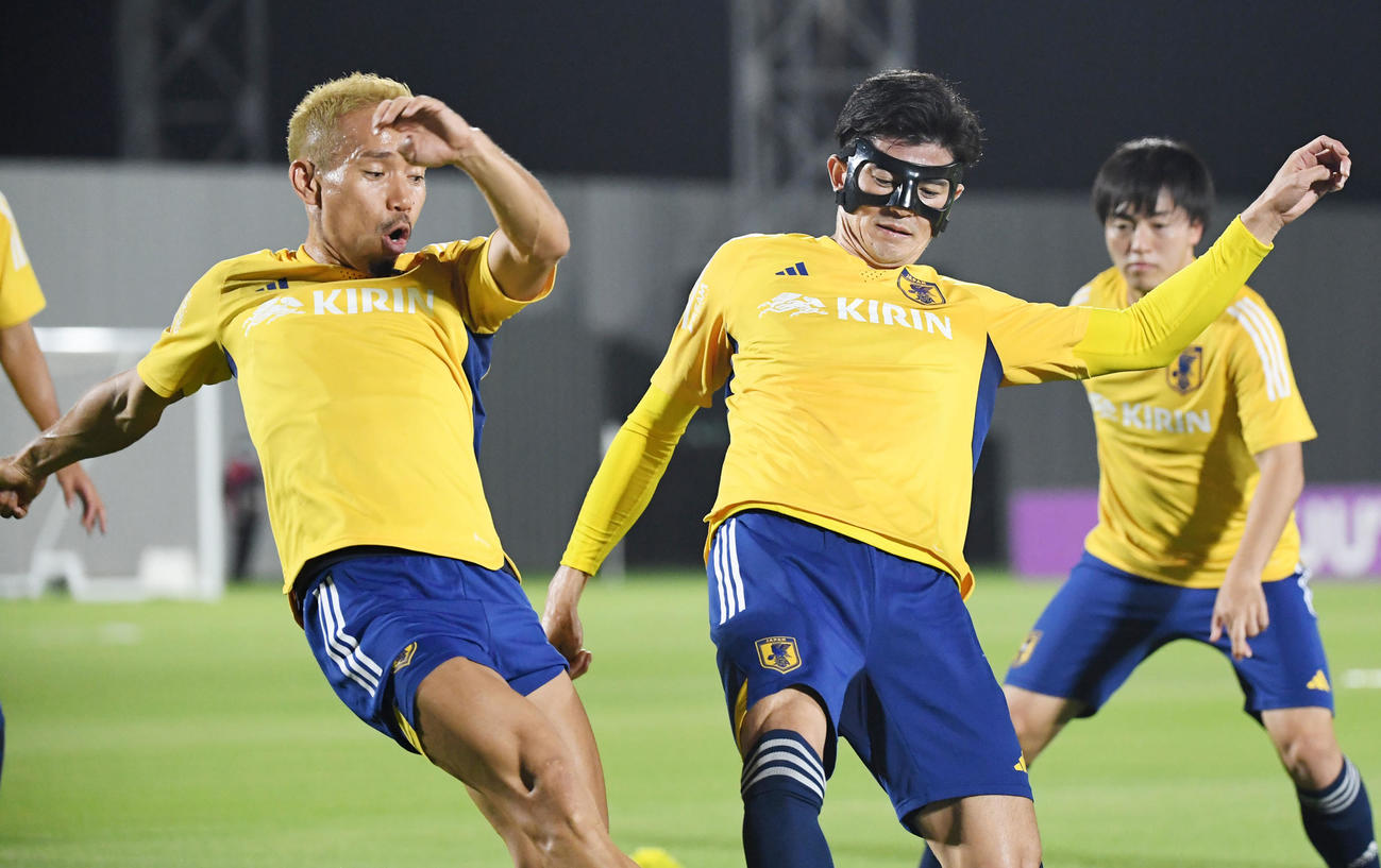 競り合う長友（左）と谷口（撮影・横山健太）