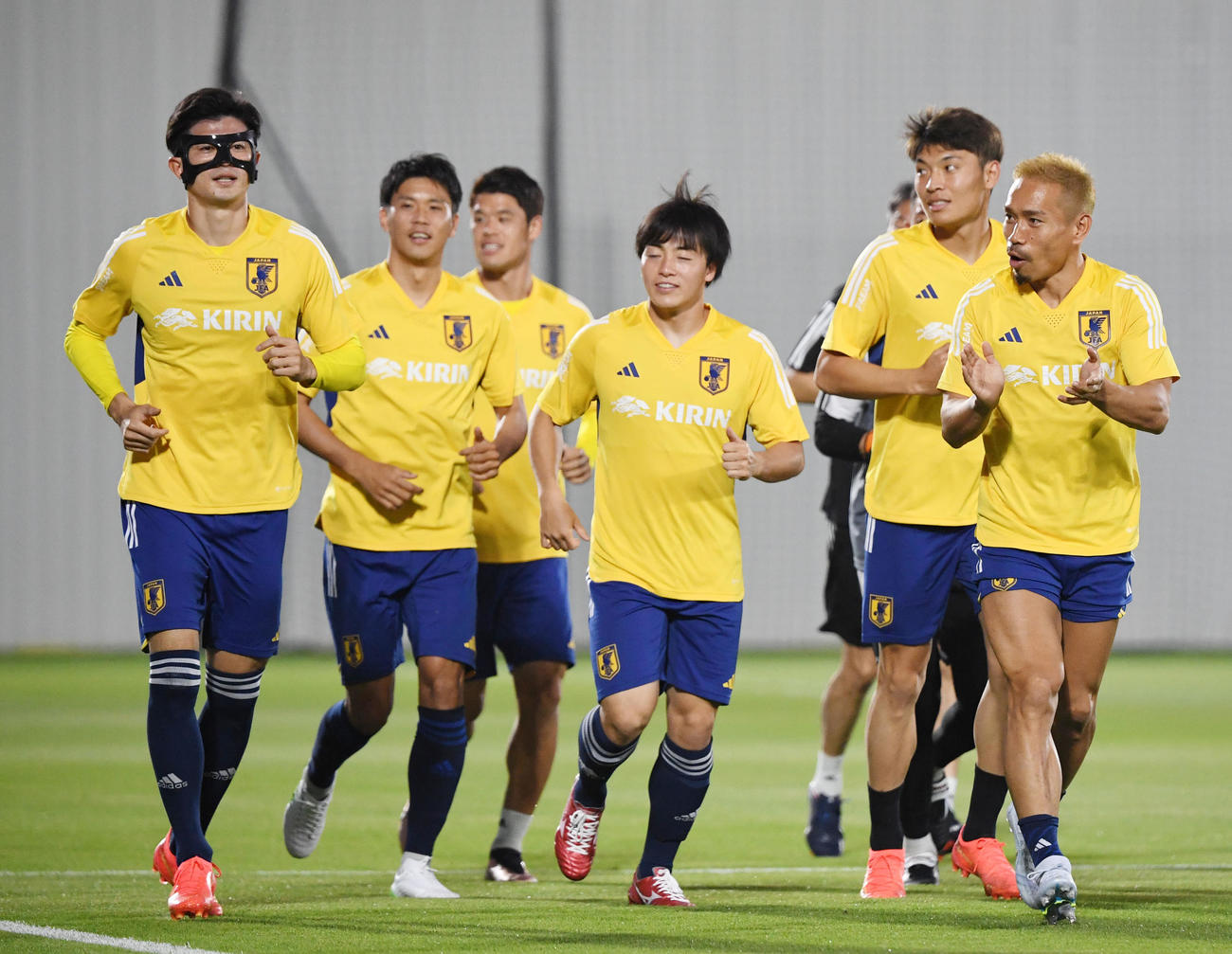 ランニングの先頭に立ち鼓舞する長友（右）やフェースガードを装着する谷口（左）。左2人目から山根、酒井、相馬、町野（撮影・横山健太）